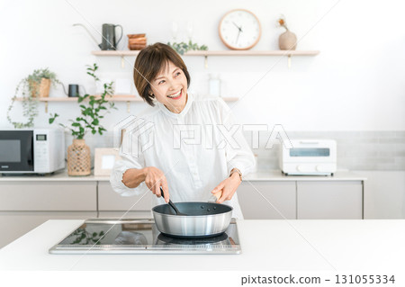 Middle-aged woman cooking in the kitchen (mother's cooking, mother's cooking, cooking) 131055334