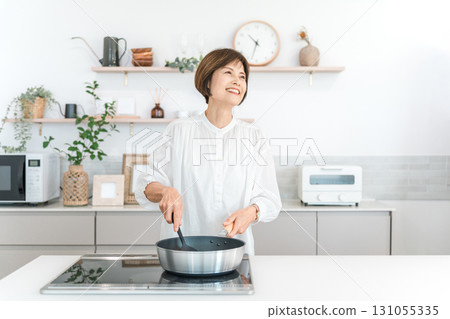 Middle-aged woman cooking in the kitchen (mother's cooking, mother's cooking, cooking) 131055335