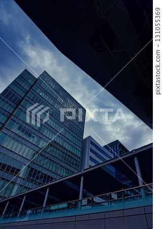 從連接建築物的天空步道山谷仰望天空 131055369
