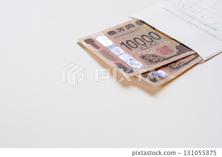 白色背景的信封裡有 20,000 日元(兩張 10,000 日元鈔票) 白色背景的信封裡有 20,000 日元(兩張 10,000 日元鈔票) 131055875