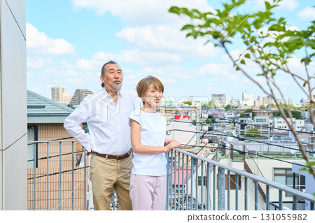 一對富有的中年夫婦站在陽台上 131055982