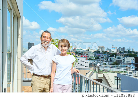 一對富有的中年夫婦站在陽台上 131055988