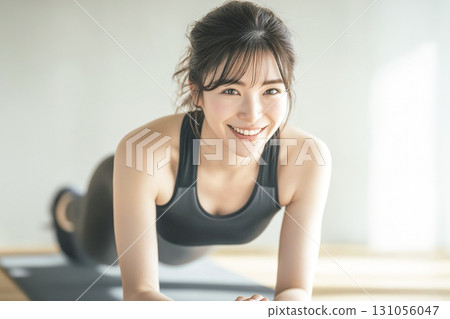 一位女士在健身房進行核心訓練 131056047