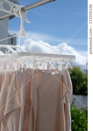 晾衣繩上晾乾的毛巾 131056106
