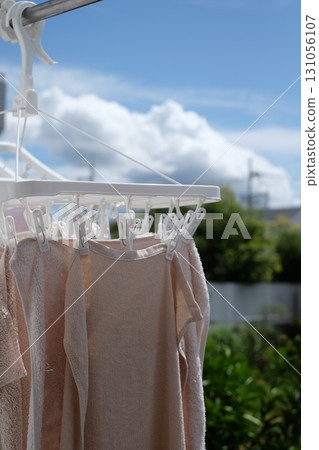 晾衣繩上晾乾的毛巾 晾衣繩上晾乾的毛巾 131056107