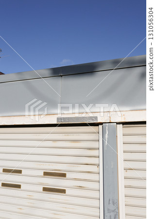 車庫、車棚、鋁製、百葉窗、車棚、儲藏棚、鐵板、汽車、汽車、獨立住宅、獨立住宅、戶外 131056304