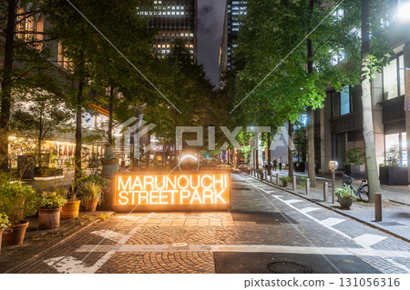 東京:丸之內街道公園夜景 東京:丸之內街道公園夜景 131056316