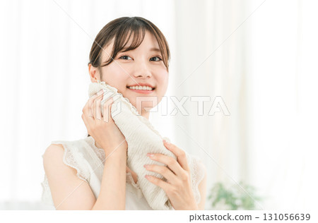 年輕的亞洲女人洗臉並用毛巾擦乾（洗臉） 131056639