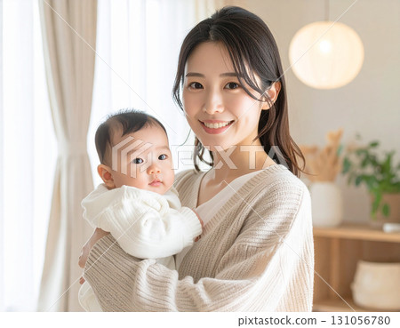 抱著嬰兒的女人 131056780