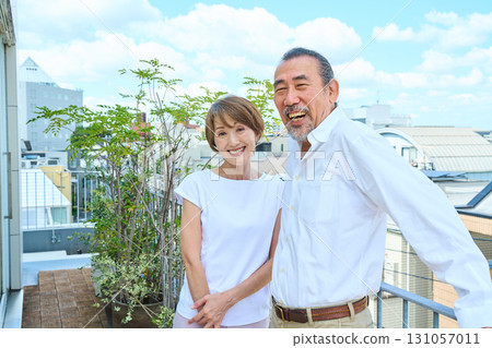 一對富有的中年夫婦站在陽台上 131057011