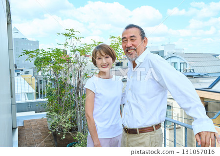 一對富有的中年夫婦站在陽台上 131057016