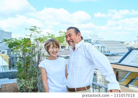 一對富有的中年夫婦站在陽台上 131057018