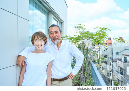 一對富有的中年夫婦站在陽台上 131057023