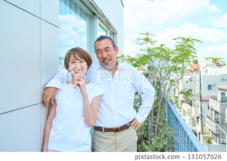 一對富有的中年夫婦站在陽台上 131057026