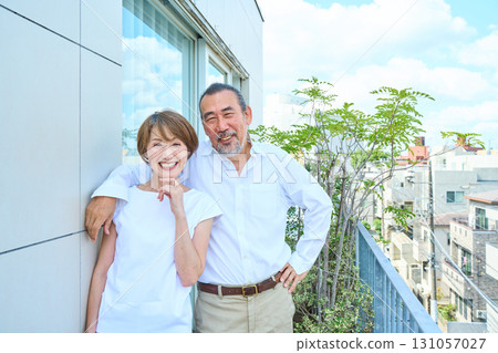 一對富有的中年夫婦站在陽台上 131057027