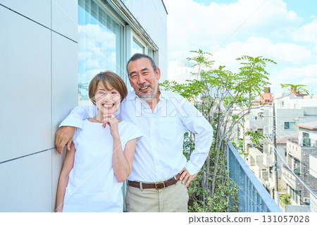 一對富有的中年夫婦站在陽台上 131057028