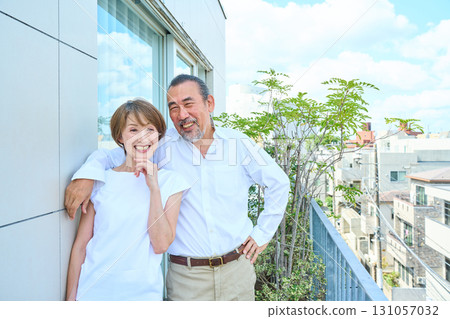 一對富有的中年夫婦站在陽台上 131057032