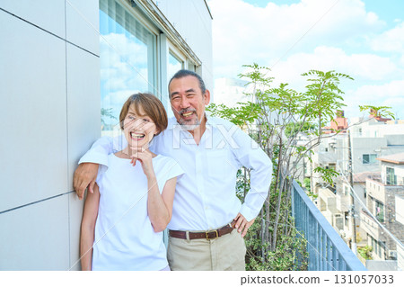 一對富有的中年夫婦站在陽台上 131057033