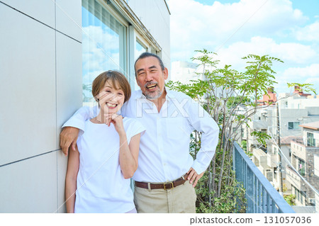 一對富有的中年夫婦站在陽台上 131057036