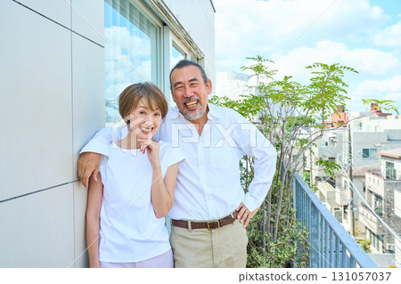 一對富有的中年夫婦站在陽台上 131057037