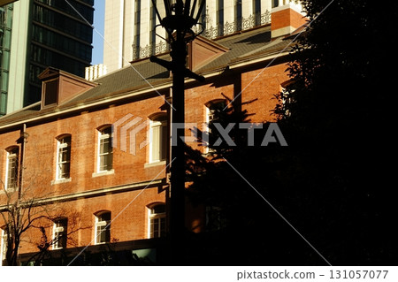 陽光照射的磚造建築 131057077