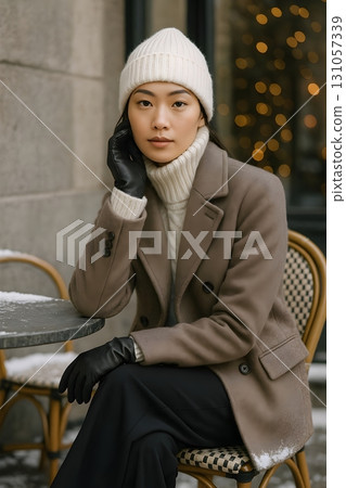 冬季咖啡館露台上休息的女人 — — 灰色外套和針織帽風格 131057339