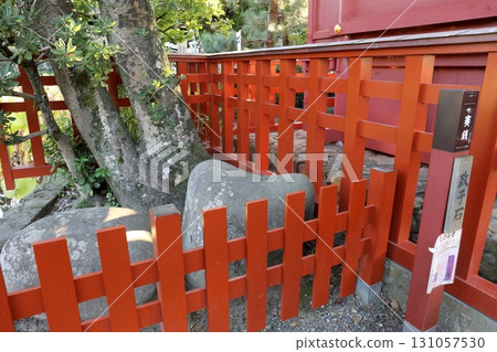 鎌倉鶴岡八幡宮源氏池上漂浮的旗神弁才天神社的雅子石 鎌倉鶴岡八幡宮源氏池上漂浮的旗神弁才天神社的雅子石 131057530