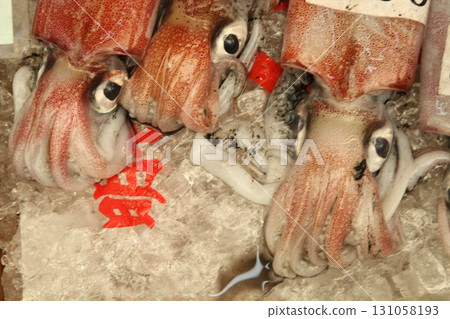 明石魚架上排列著眼神嚇人的明石魷魚 131058193