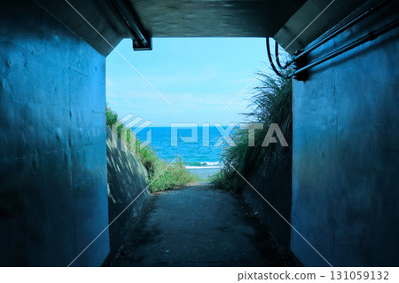 Blue sea and white waves seen from the underpass 131059132