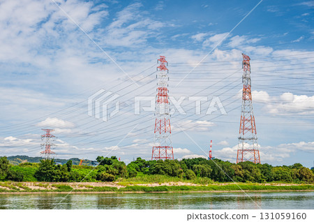 大阪府高槻市淀川河畔的輸電線塔 大阪府高槻市淀川河畔的輸電線塔 131059160
