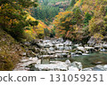 秋葉染紅的山谷 131059251
