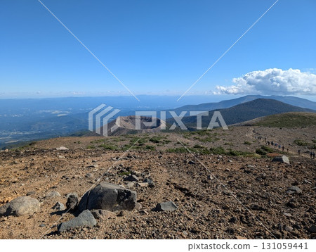 從一西峽山頂附近看到的吾妻小富士山頂火山口 131059441