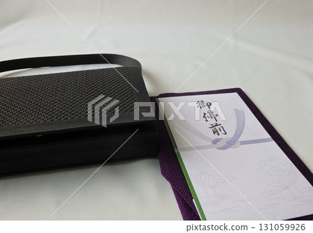 白色背景下追思會的基本套裝 白色背景下追思會的基本套裝 131059926