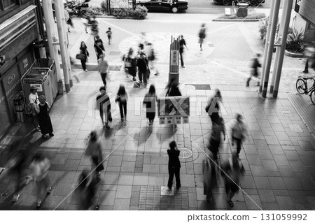 假期期間，神戶三宮中心街擠滿了購物者 131059992