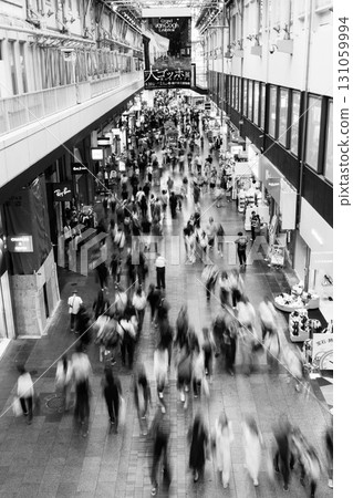 假期期間，神戶三宮中心街擠滿了購物者 131059994