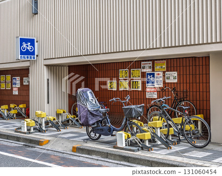 商業設施內設置的無人收費自行車停車場 商業設施內設置的無人收費自行車停車場 131060454
