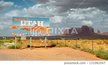 Welcome to Utah sign off the highway on the Arizona-Utah border, USA 131062047