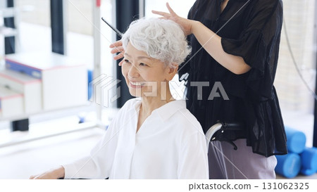 老年人在護理機構接受頭髮和化妝 131062325
