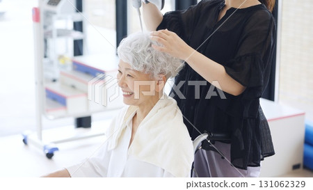 老年人在護理機構接受頭髮和化妝 131062329