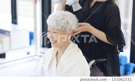 老年人在護理機構接受頭髮和化妝 131062331