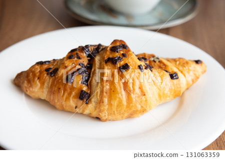 美味的早餐巧克力羊角麵包和咖啡杯 131063359