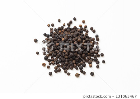白色背景中的黑胡椒 131063467