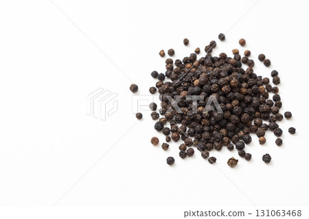 白色背景中的黑胡椒 131063468