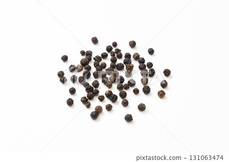 白色背景中的黑胡椒 131063474