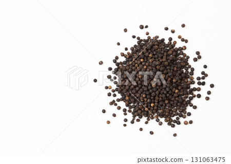 白色背景中的黑胡椒 131063475