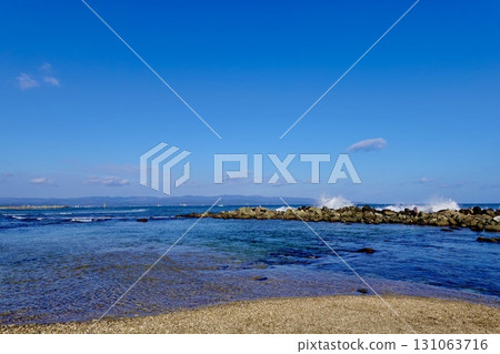 富山縣高岡市雨晴海岸，北面可眺望能登半島 131063716
