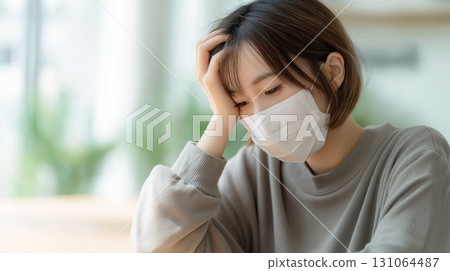 一名戴著口罩的生病日本婦女 131064487