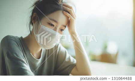 一名戴著口罩的生病日本婦女 一名戴著口罩的生病日本婦女 131064488