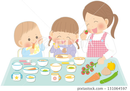 食育_微笑的保育員拿著西紅柿，孩子們吃午餐 131064597