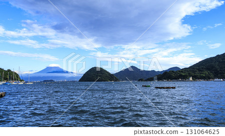 從西伊豆眺望富士山的秋景 131064625